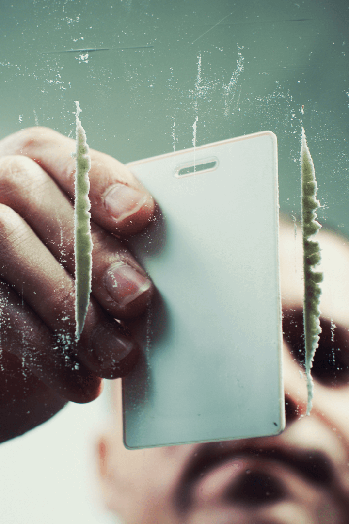 Mann der Koks Linie zieht