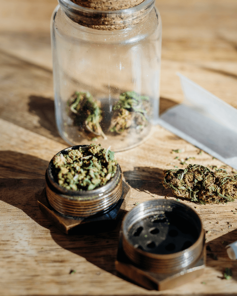 Cannabis HHC Rolling Tray für Konsum.